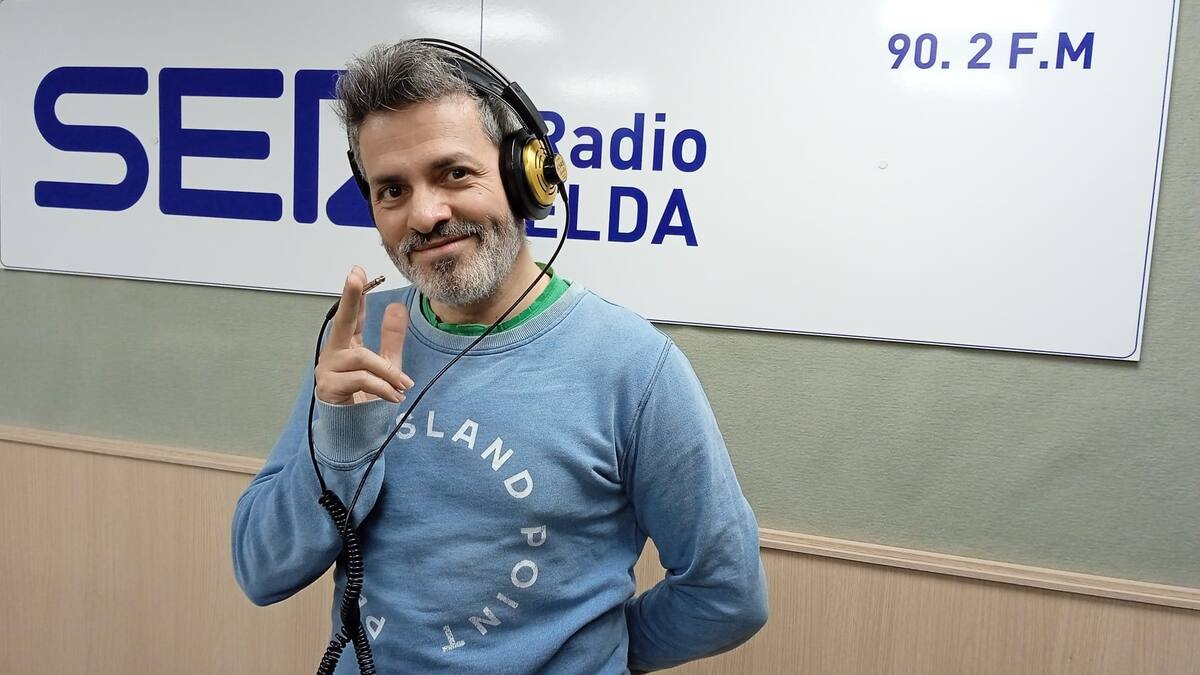 Israel de la Rosa, escritor eldense: “Hay una vida real más allá de la que nos muestran las Redes sociales”