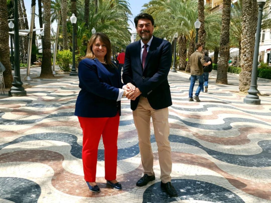 La edil Julia Llopis y el alcalde Luis Barcala, durante la campaña electoral de las elecciones municipales de mayo de 2019