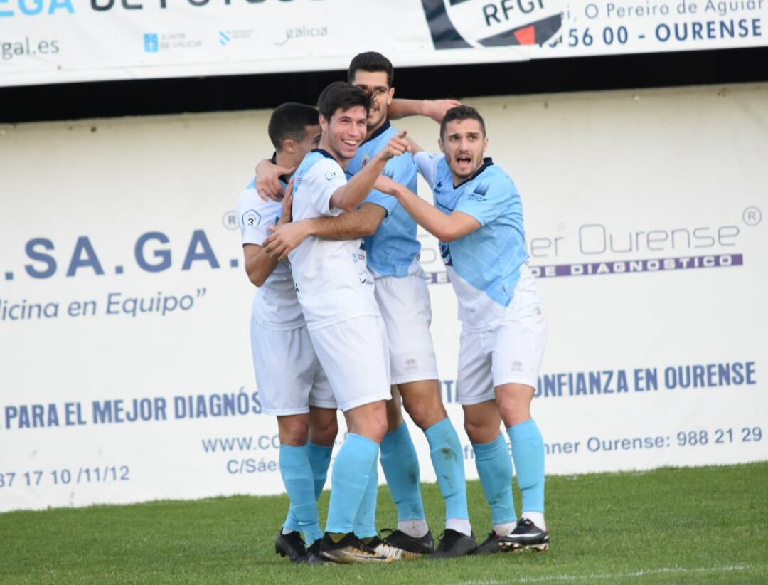 Brais Abelenda celebra su gol rodeado por varios compañeros