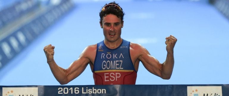 Javier Gómez Noya cruza la línea de meta en la campeonato europeo de triatlón disputado en Lisboa. 