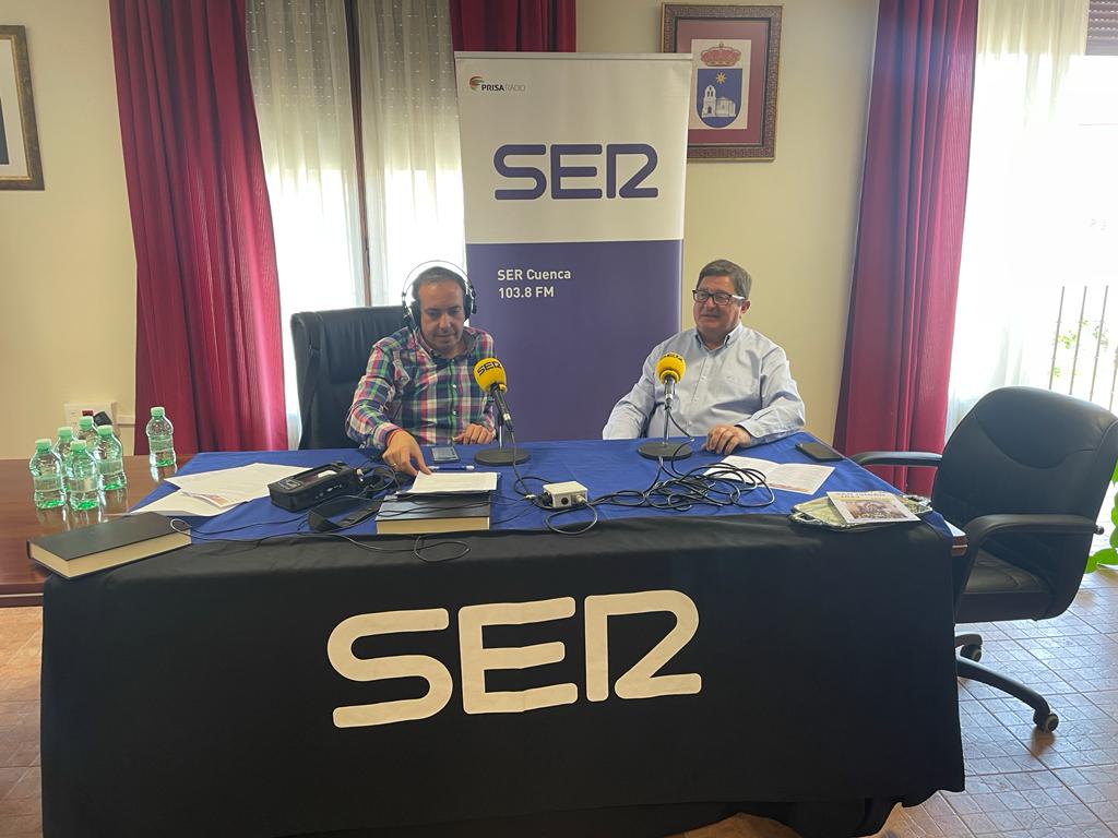 El alcalde de Arcas, Joaquín González Mena (d), y Luis Javier García durante la edición especial de Hoy por Hoy Cuenca desde el municipio con motivo de las fiestas de San Isidro