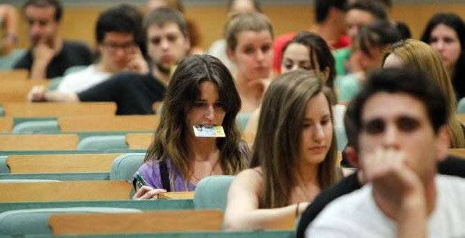 Un grupo de estudiantes en un aula universitaria.