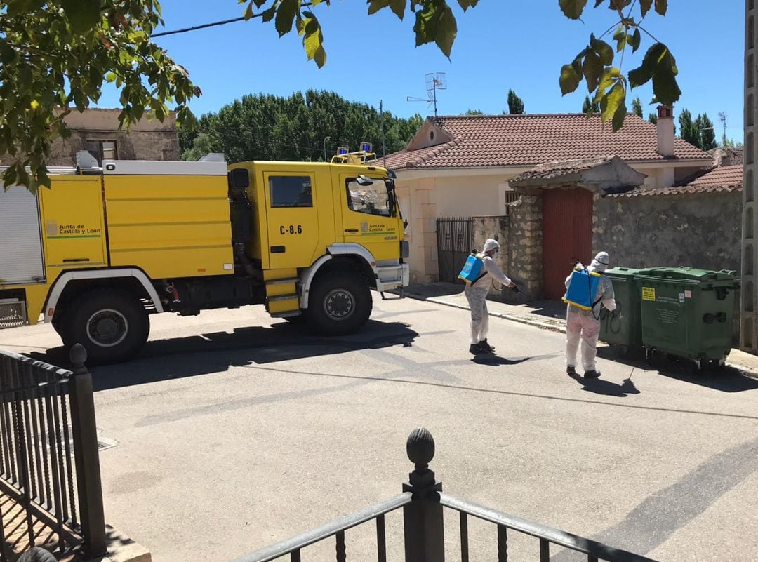 Efectivos de la Junta desinfectando parte del mobiliario urbano en Carrascal del Río