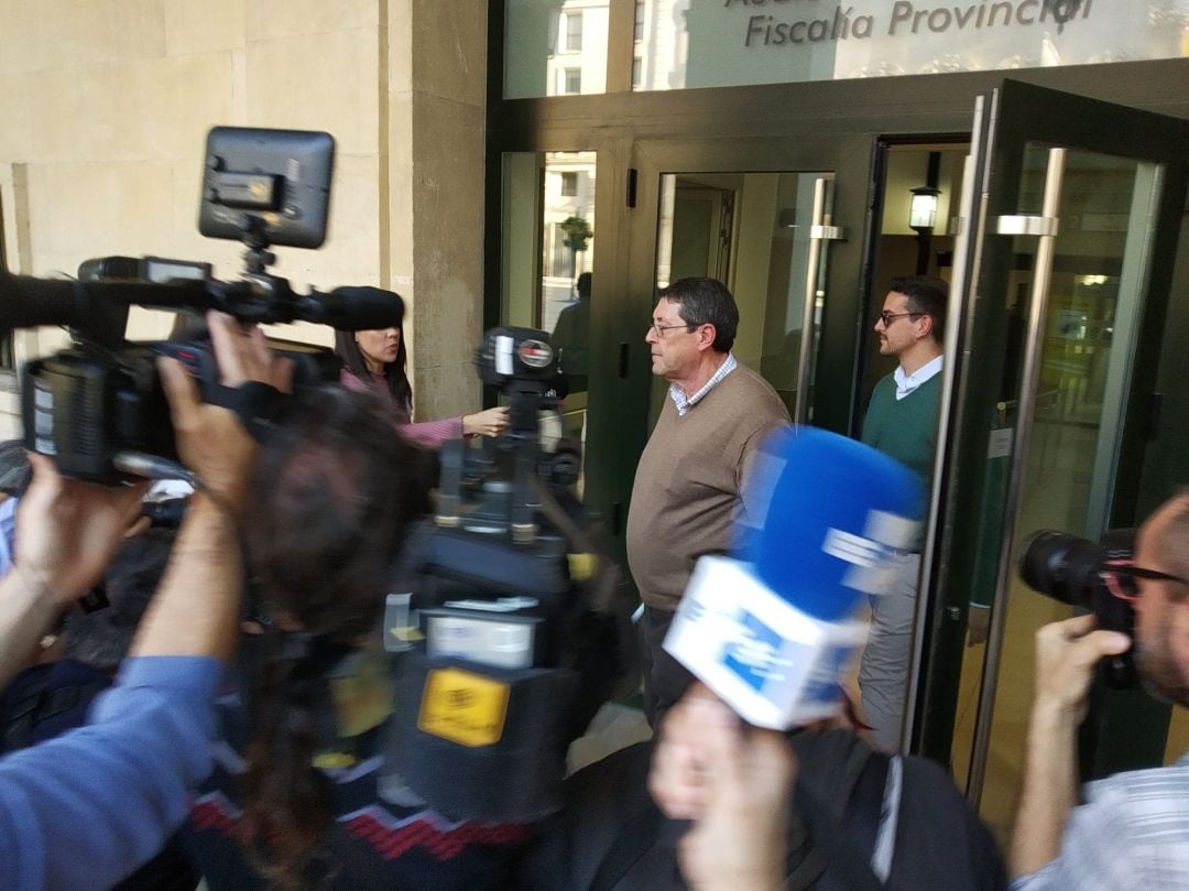 Juan Cano, acusado por el asesinato de Alejandro Ponsoda, a la salida de la Audiencia Provincial de Alicante tras la lectura del veredicto que le absuelve del crimen del exalcalde de Polop