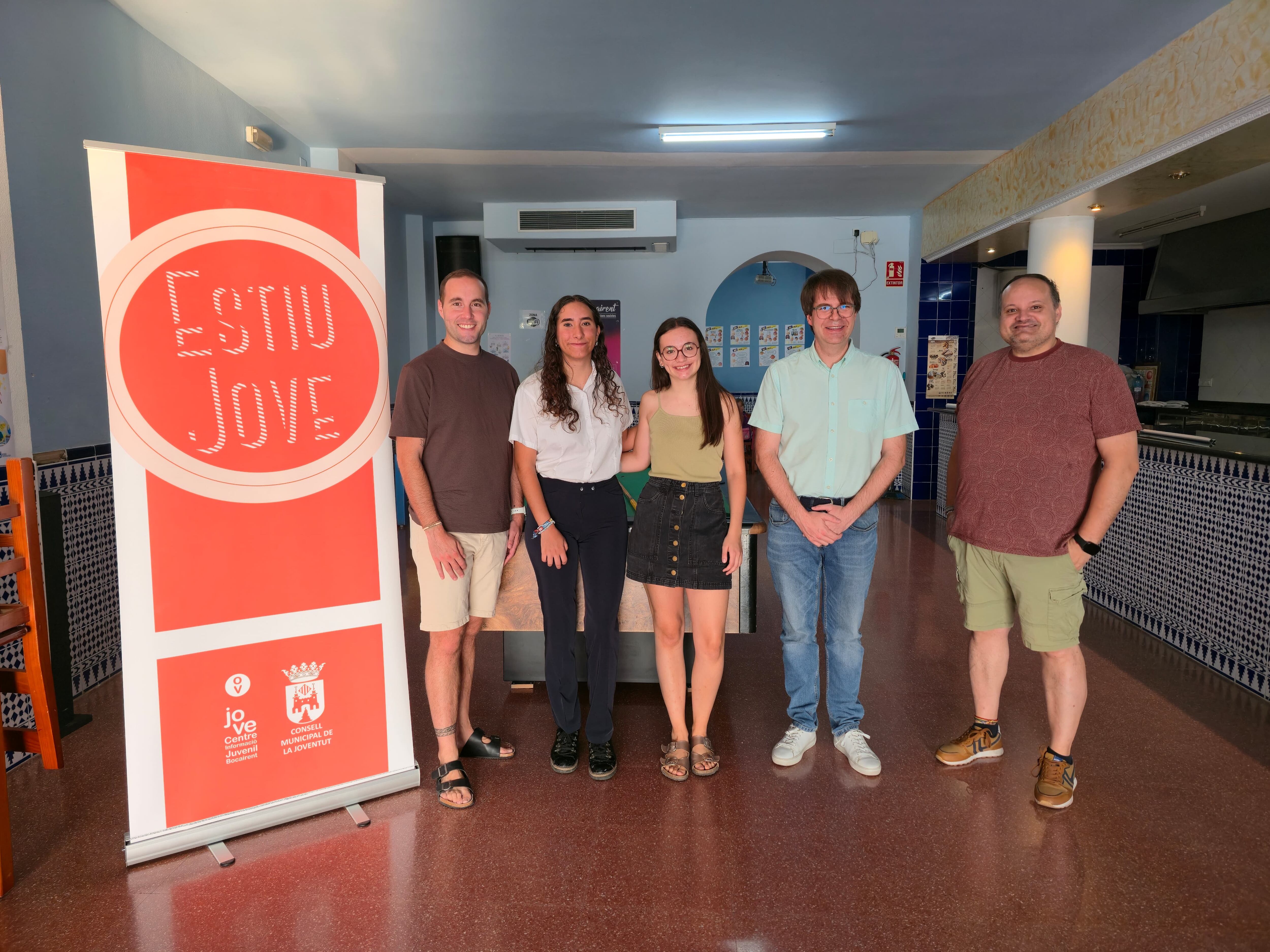 De izquierda a derecha: el concejal Sergio Gandia, las alumnas Clara Perigüell y Estela Tormo, el alcalde Xavi Molina y el técnico Toni Gisbert