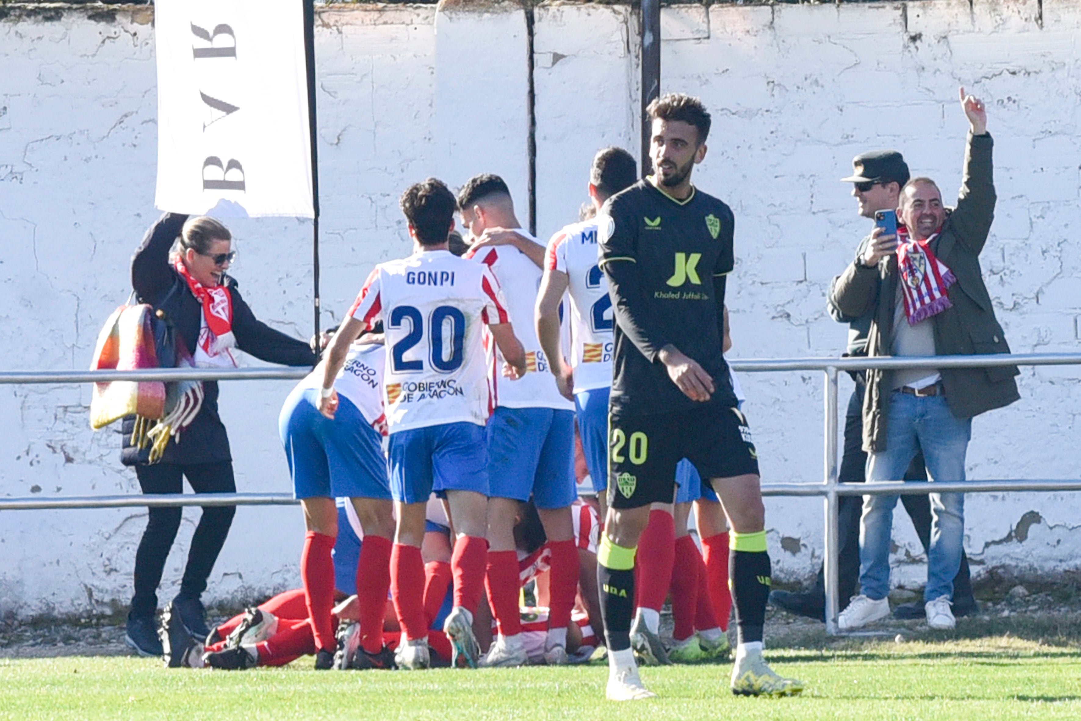 BARBASTRO (HUESCA), 06/12/2023.- Los jugadores del Barbastro celebran el gol de Franc Carbonell frente al Almería, durante el partido de eliminatoria de treintaidosavos de final de Copa del Rey de fútbol que están disputando este miércoles en el Campo Municipal de Deportes de Barbastro . EFE/Javier Blasco
