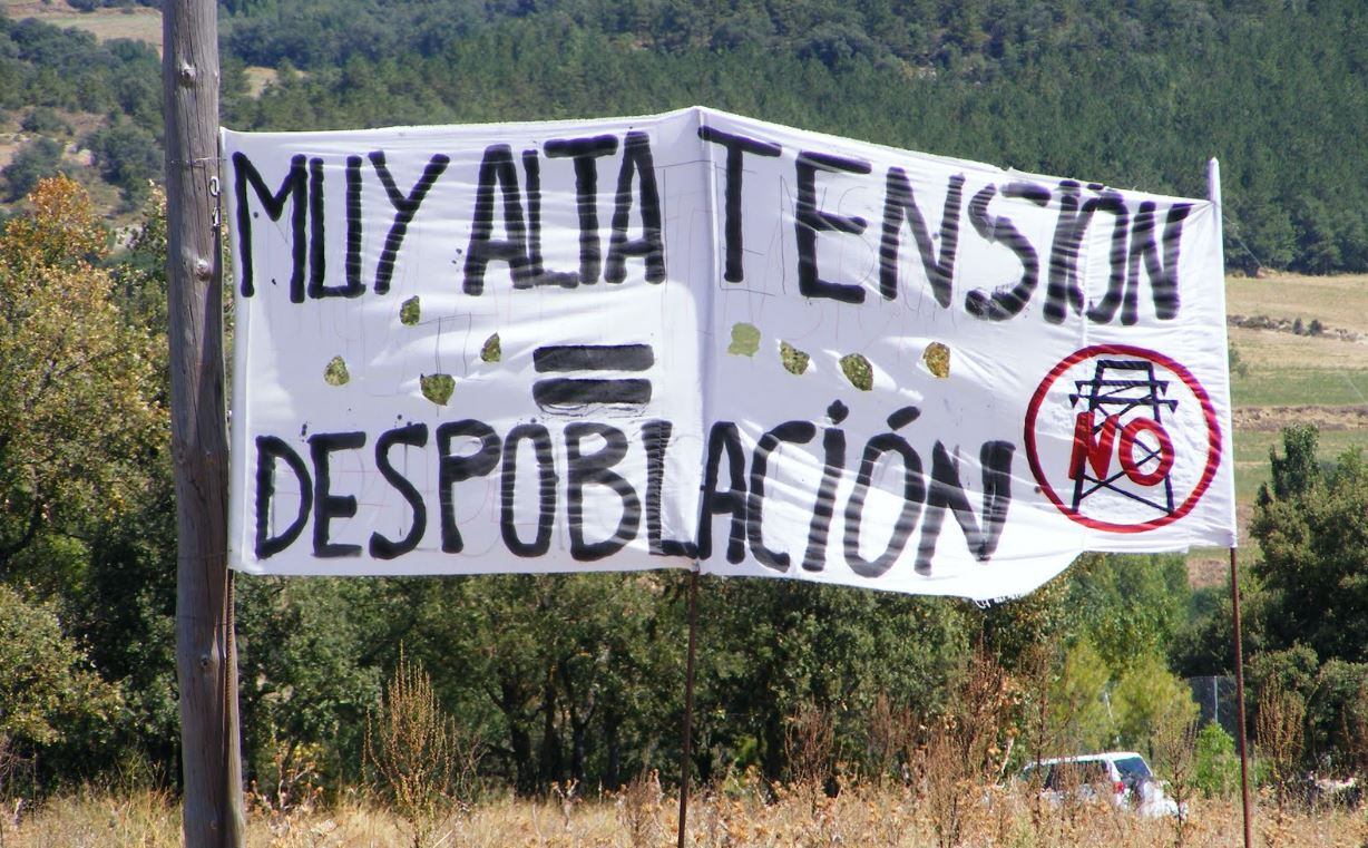 Pancartas reivindicativas contra la autopista eléctrica en la Ribagorza