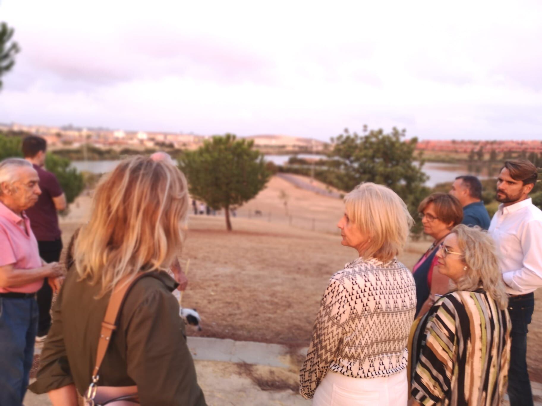 Los populares durante su visita a la Laguna de Torrox