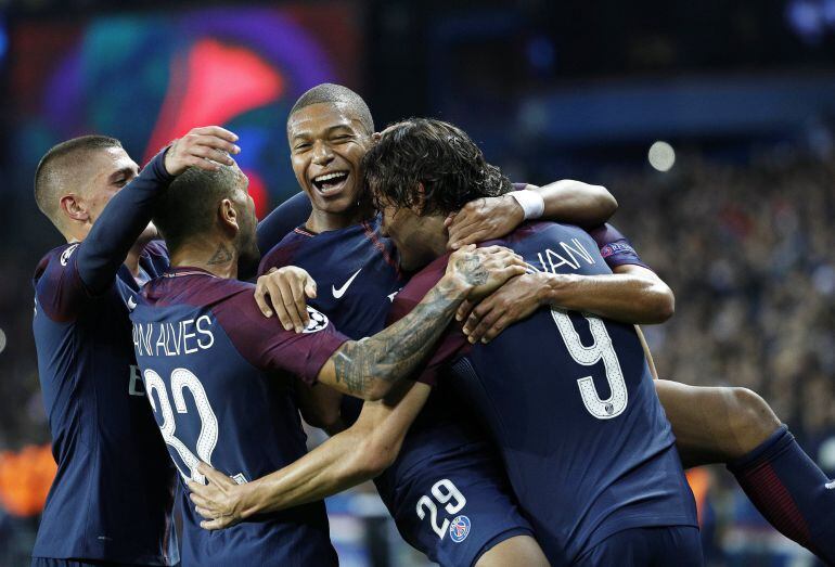 Edinson Cavani celebra con sus compañeros tras marcar el segundo gol.
