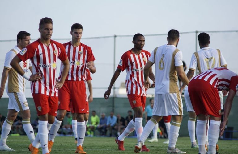 Lance del partido entre MK Dons y Almería.