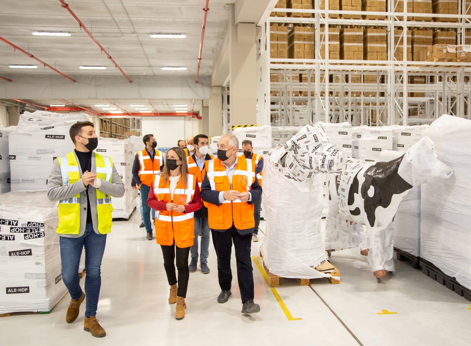 Visita de representantes del Ayuntamiento de Oliva al almacén logístico de la empresa en Bellreguard