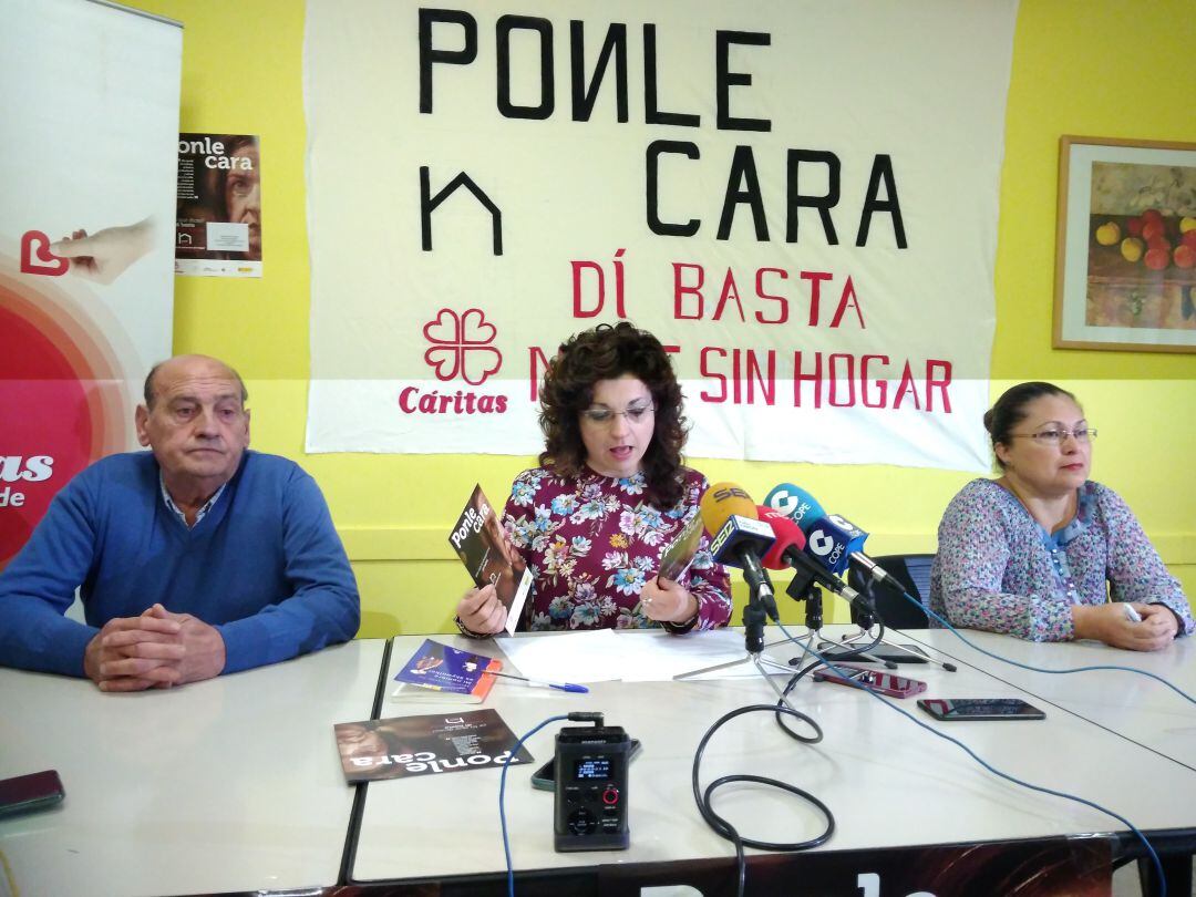 Mª Leon, Directora de la Casa de Acogida Madre Bonifacia, junto a Magdalena Zabaleta, ex residente de la casa, y Antonio Uceda, actual residente