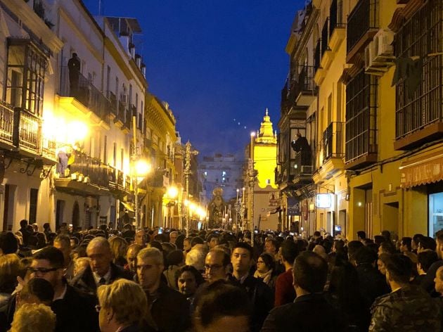 Miles de personas acompañaron a la Esperanza de Triana en su regreso a la Capilla de Los Marineros