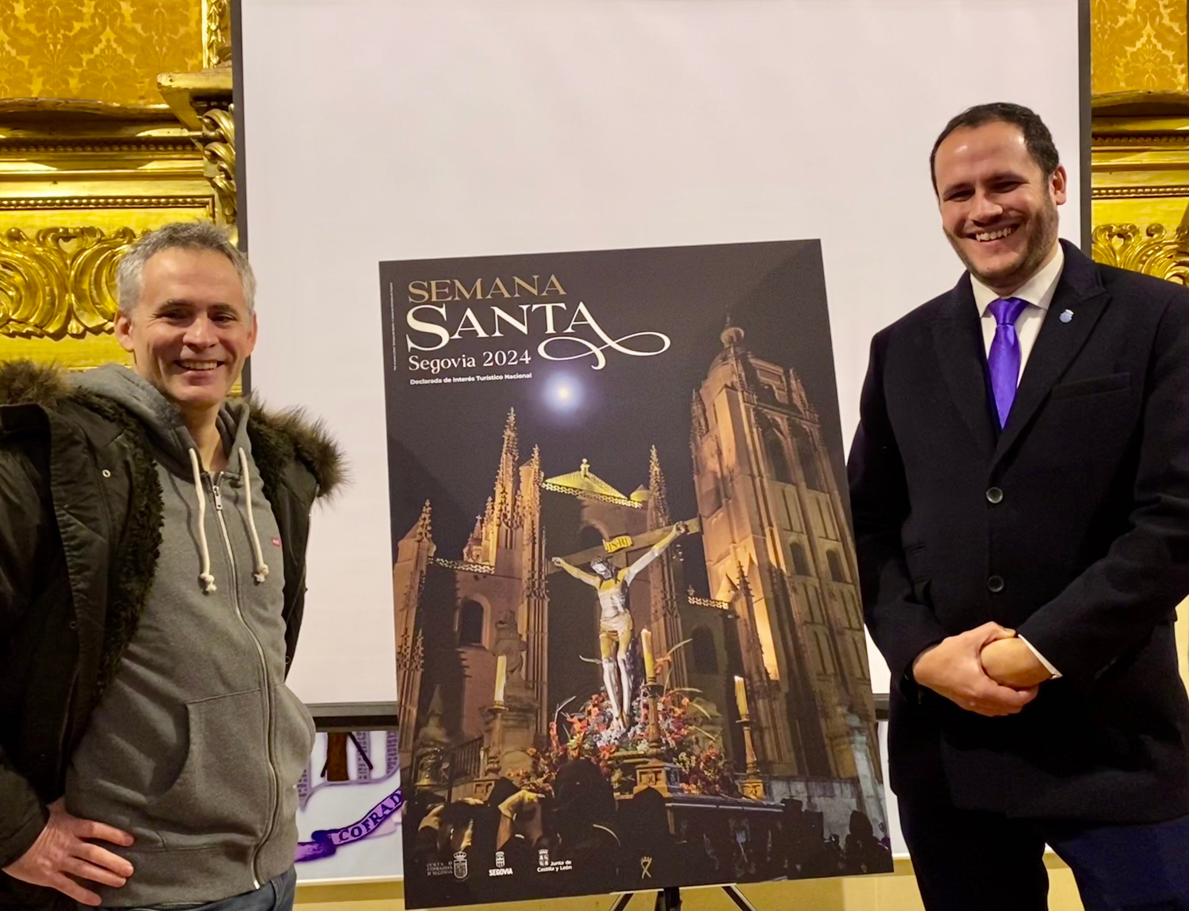 Enrique del Barrio, ganador del concurso de fotografía de la Semana Santta 2023, a la izquierda de la imagen, junto a Víctor García, presidente de la Junta de Cofradías, Hermandades y Feligresías de Segovia