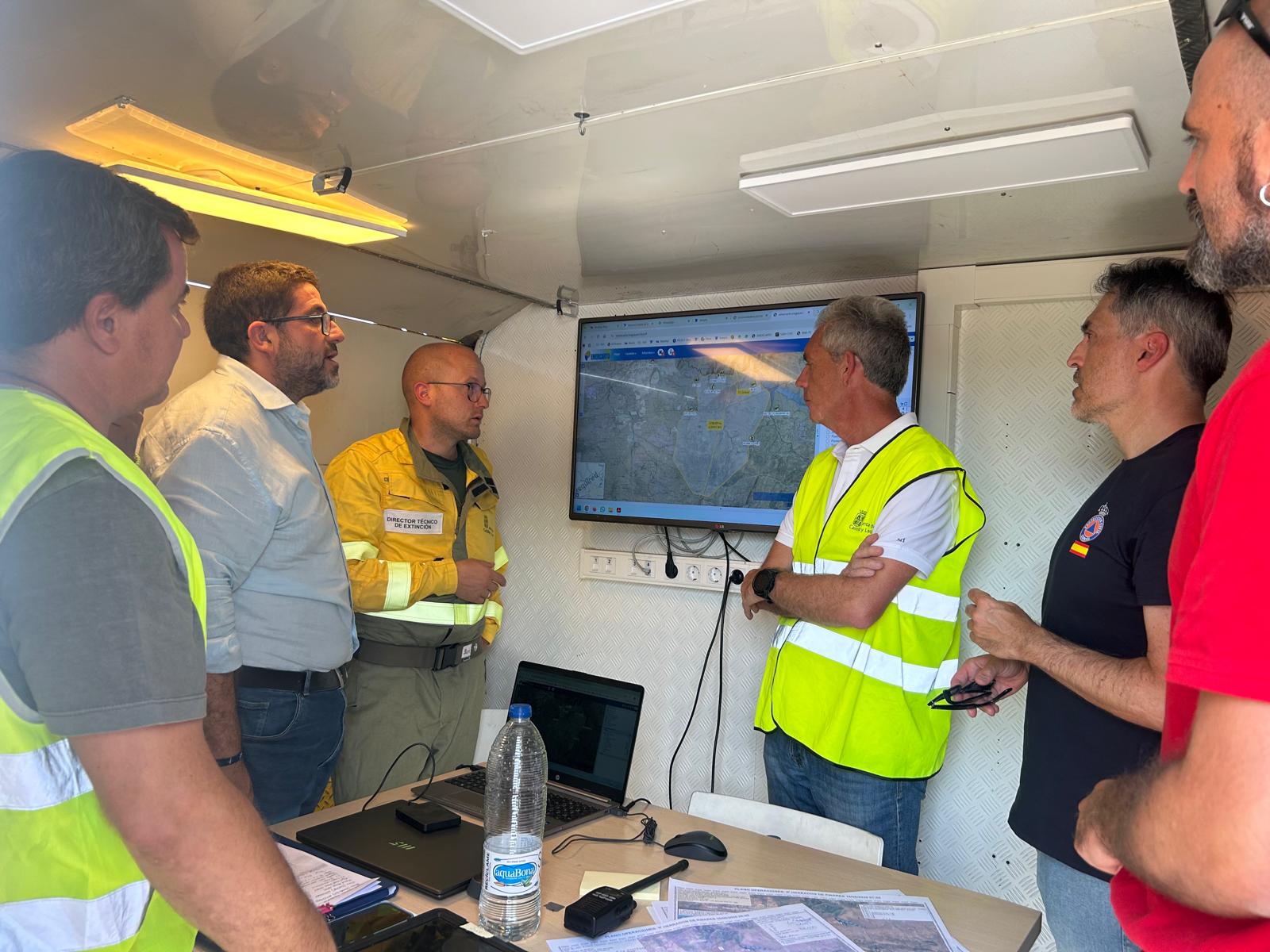 Las autoridades abulenses reciben información del incendio del director técnico, Álvaro Gómez