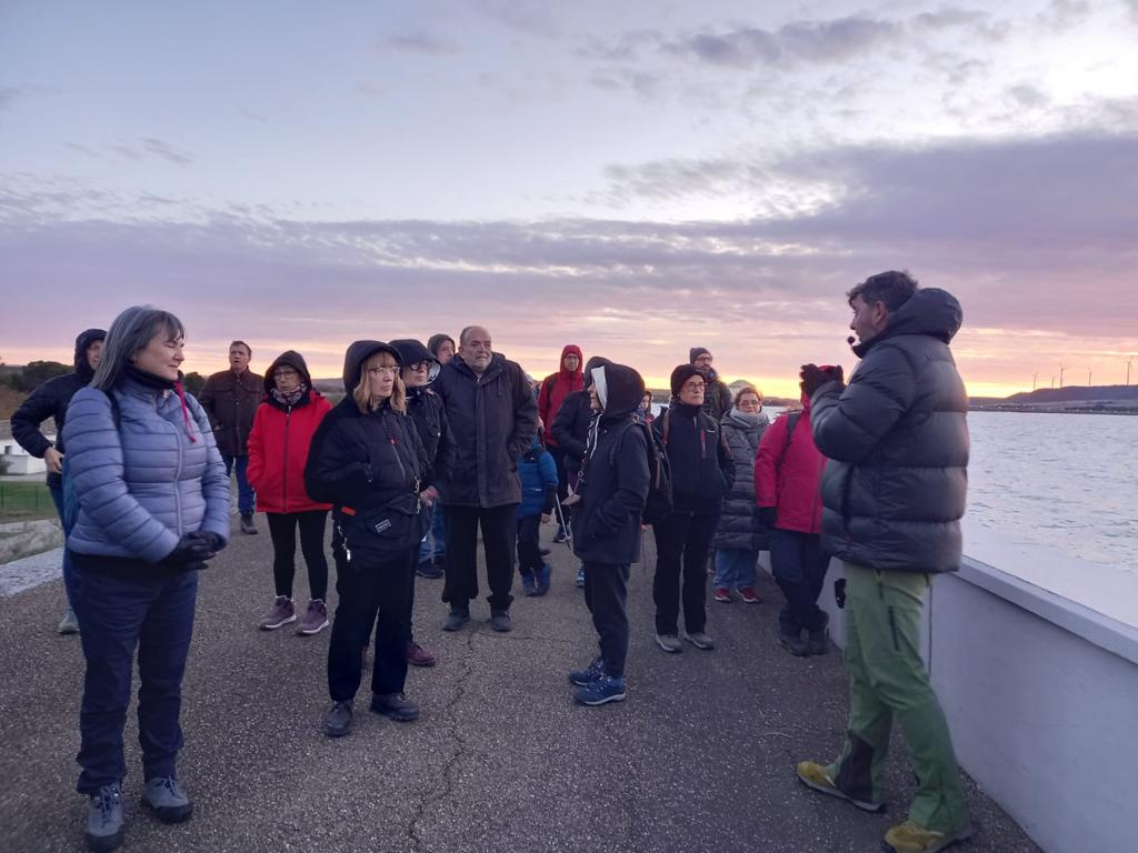 Grupos de turistas visitando La Sotonera