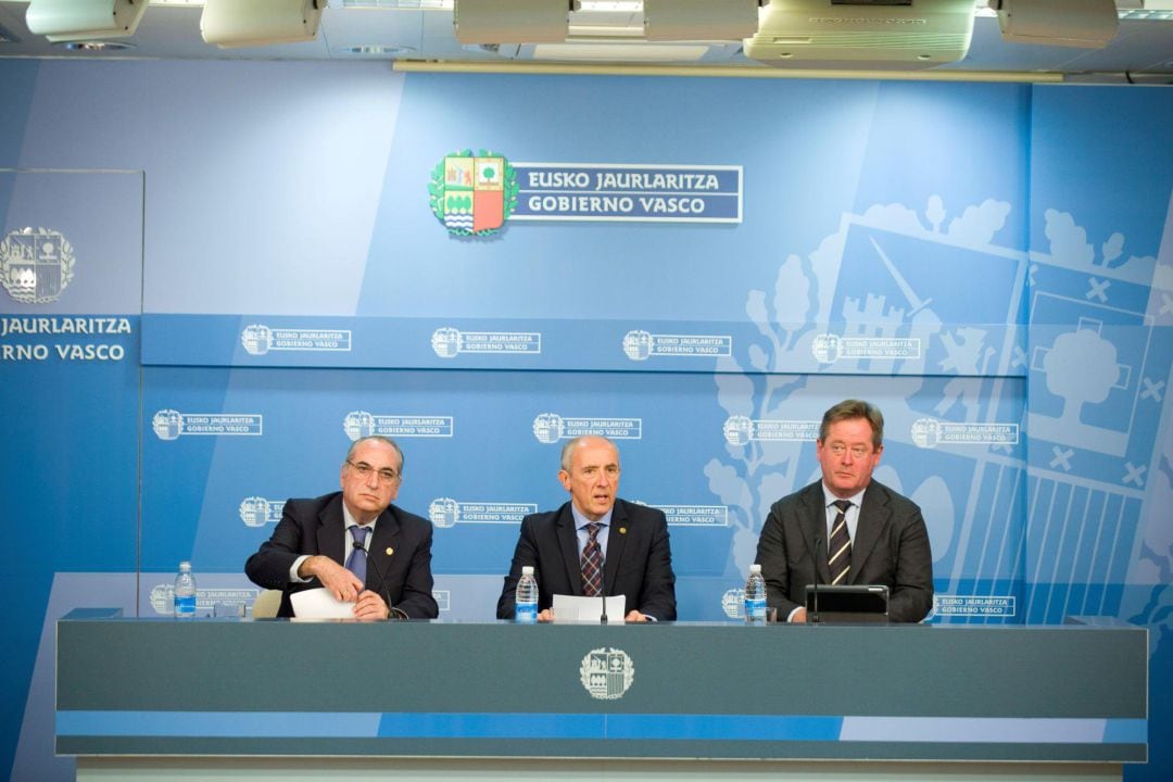 El portavoz del Gobierno Vasco, Josu Erkoreka (c), acompañado por los consejeros de Cultura y Política Lingüística, Bingen Zupiria (d) y de Medio Ambiente, Planificación Territorial y Vivienda, Iñaki Arriola (i), al comienzo de la rueda de prensa en la que han informado este jueves de los asuntos tratados en el Consejo del Ejecutivo.