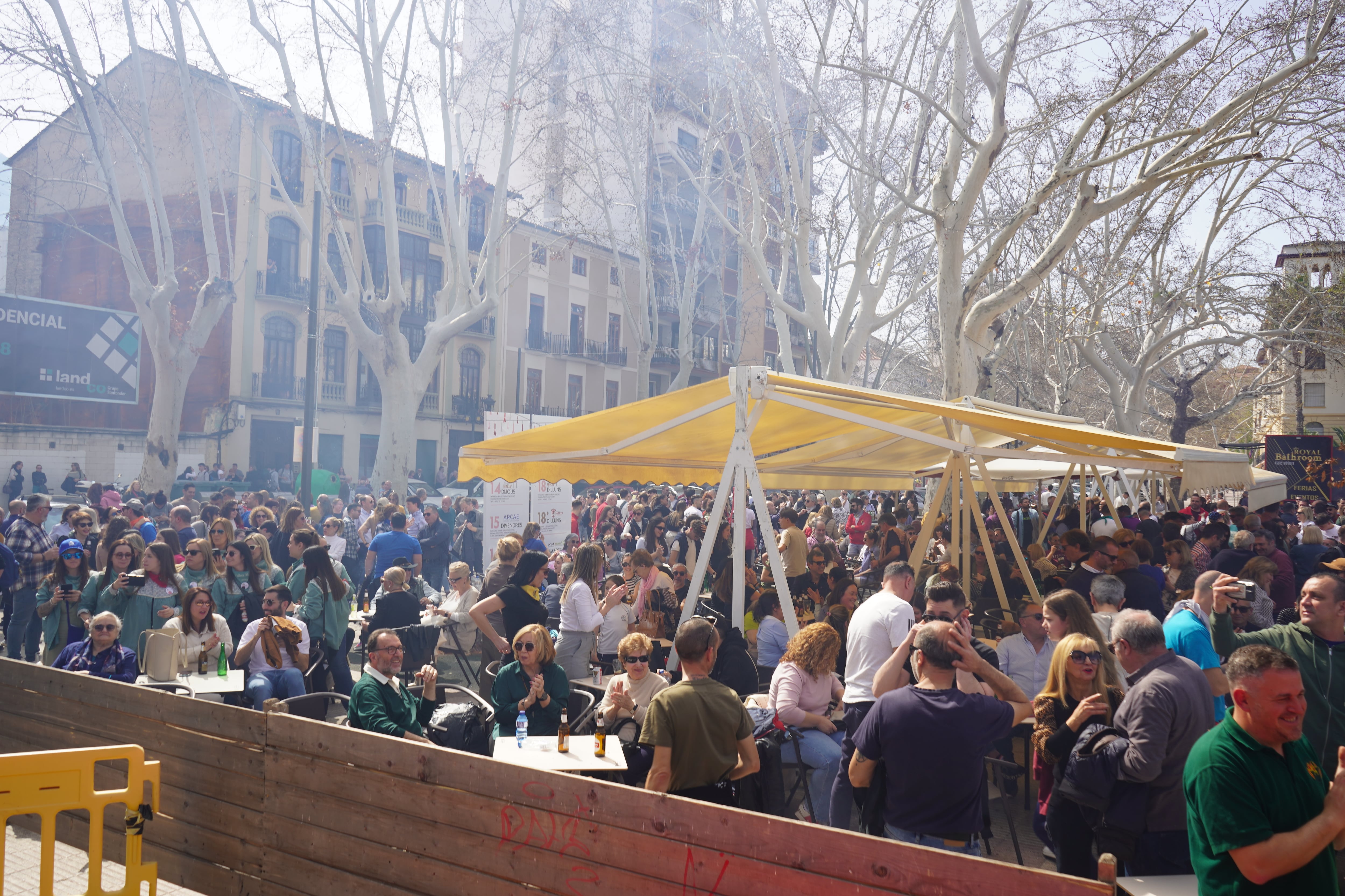 Antes de la mascletà en Xàtiva