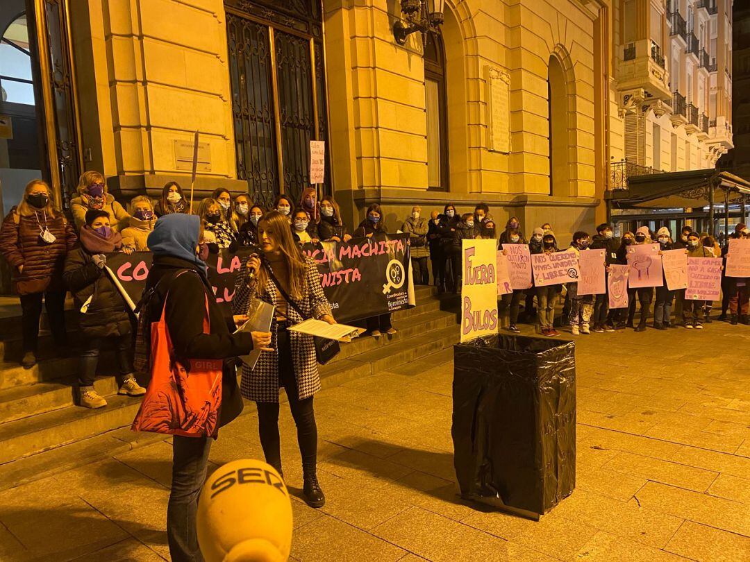 Acto de la Coordinadora de Organizaciones Feministas de Zaragoza en la Plaza de España de la capital aragonesa en el Día Internacional contra la Violencia de Género 