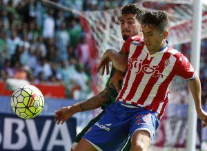 Jony Rodríguez y Cristiano Paccini luchan por un balón.