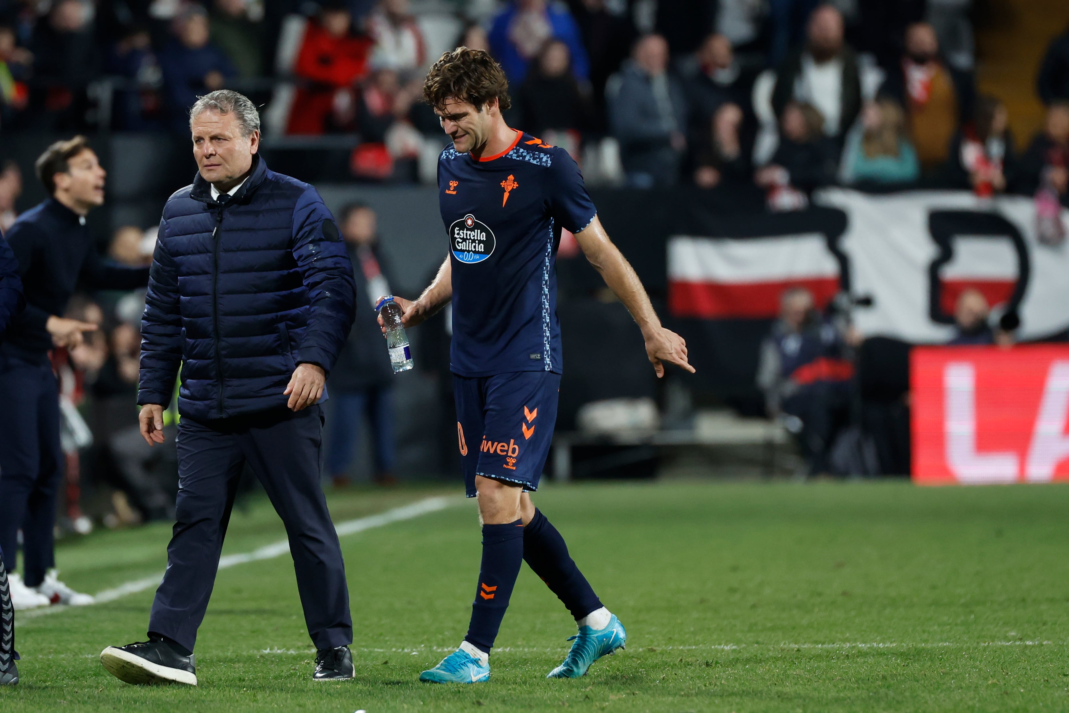 MADRID, 10/01/2025.- El defensa del Celta Marcos Alonso abandona el terreno de juego durante el partido de la jornada 19 de LaLiga que Rayo Vallecano y Celta de Vigo disputan este viernes en el estadio de Vallecas. EFE/Juanjo Martín
