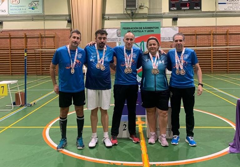 Los jugadores senior con sus medallas en Tudela de Duero.