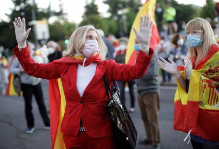 Una mujer protesta este domingo en León contra el Gobierno