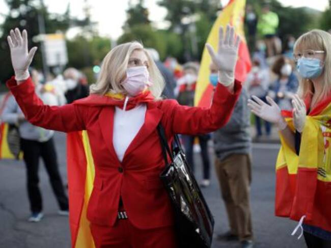 Una mujer protesta este domingo en León contra el Gobierno