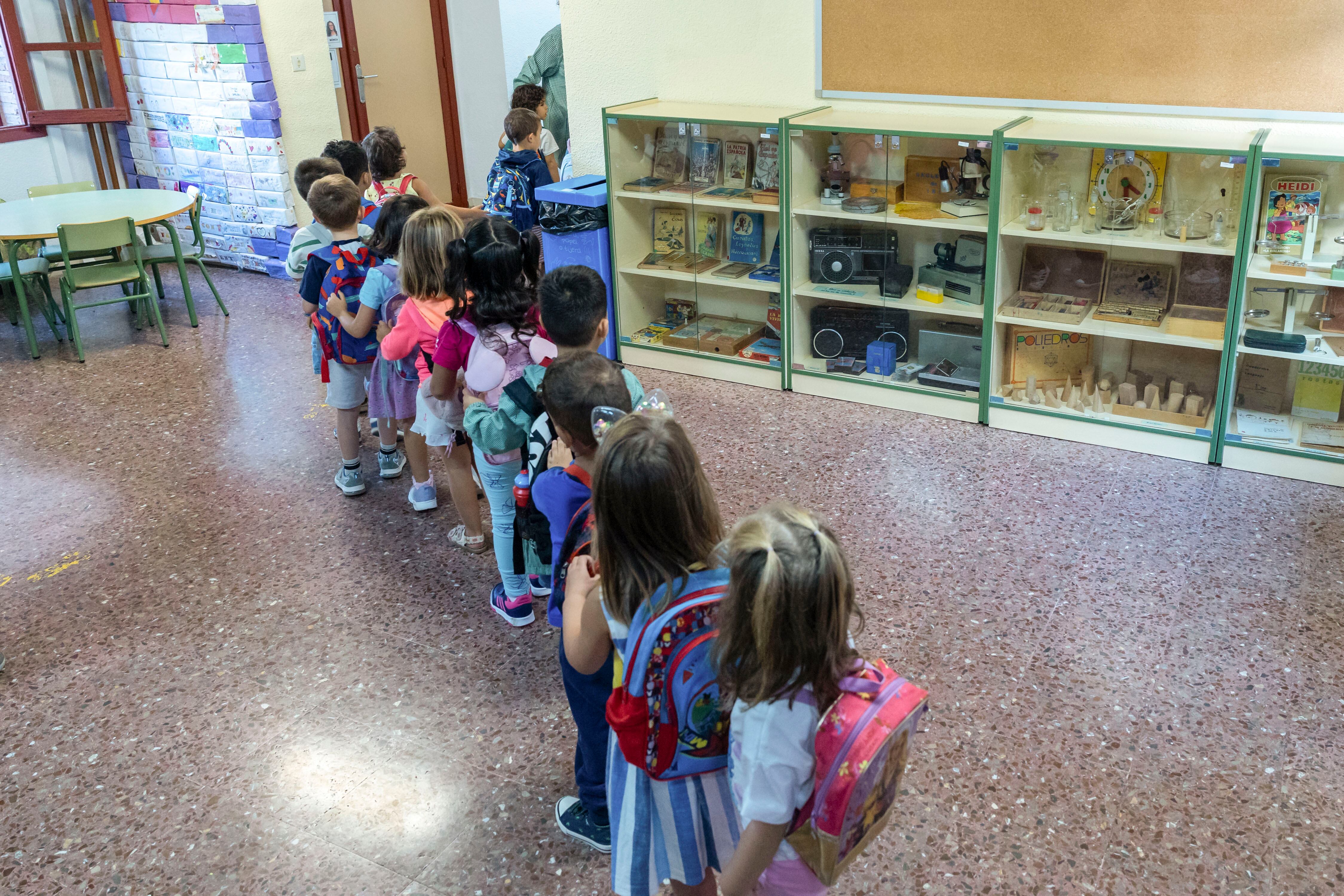 Varios niños a su llegada a un colegio, en una imagen de archivo. EFE/ Ángeles Visdómine
