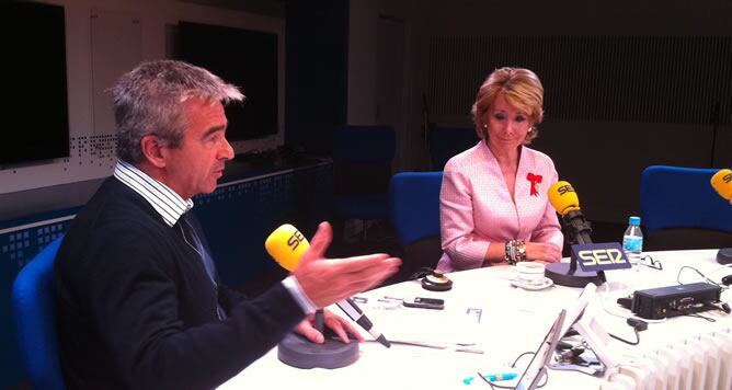 La presidenta de la Comunidad, Esperanza Aguirre, junto a Carles Francino, durante su entrevista en &#039;Hoy por hoy&#039;