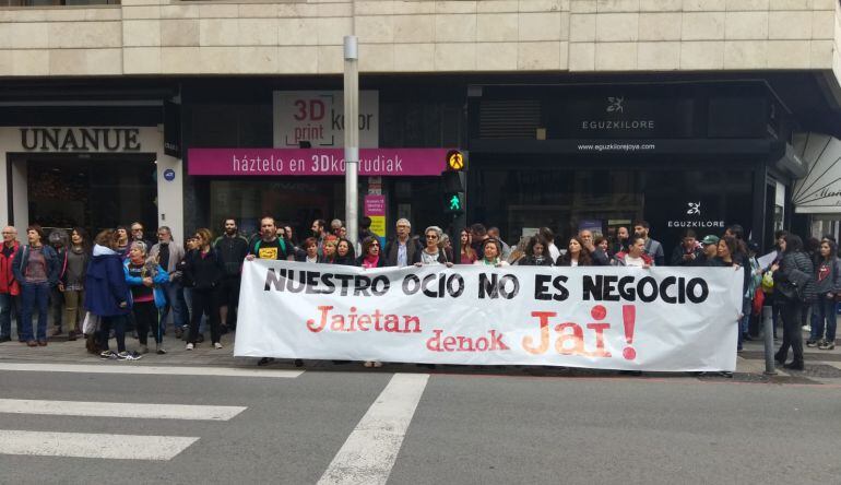 Protesta frente al Supercor del cruce entre las calles Órtiz de Zárate y Fueros.