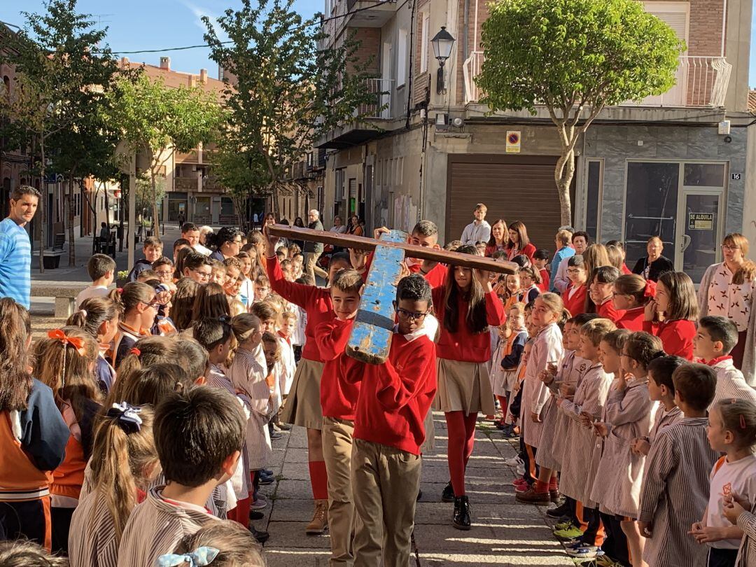 Los alumnos del colegio San Juan de la Cruz han portado la Cruz de Lampedusa en su llegada a Medina del Campo