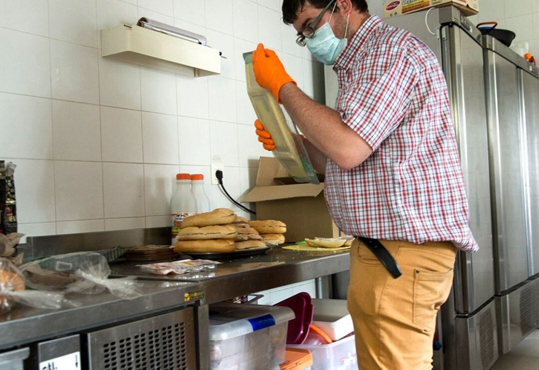 Elaboración de comida en Cáritas Gandia