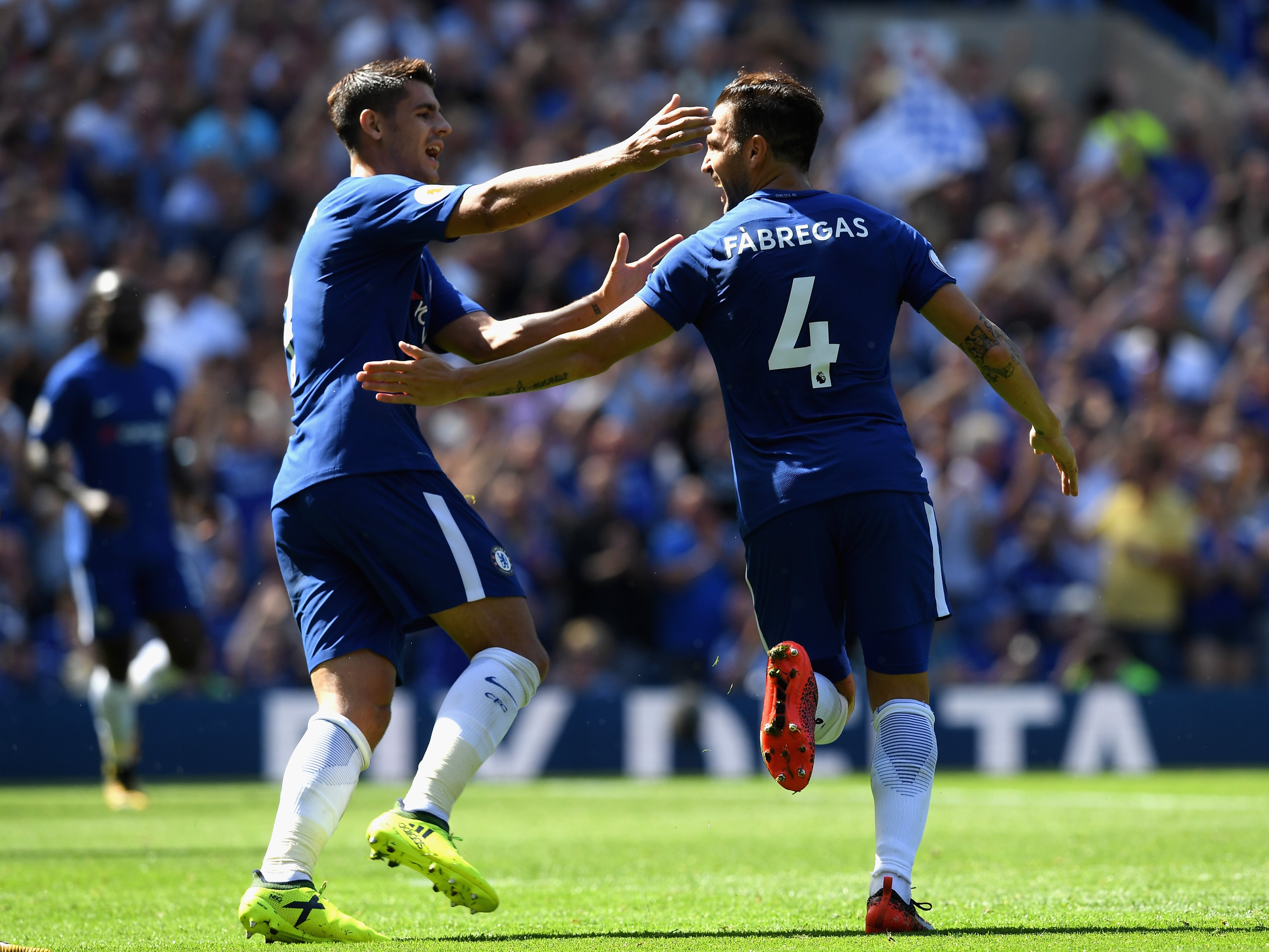 Álvaro Morata y Cesc Fàbregas celebran un gol con el Chelsea en Stamford Bridge