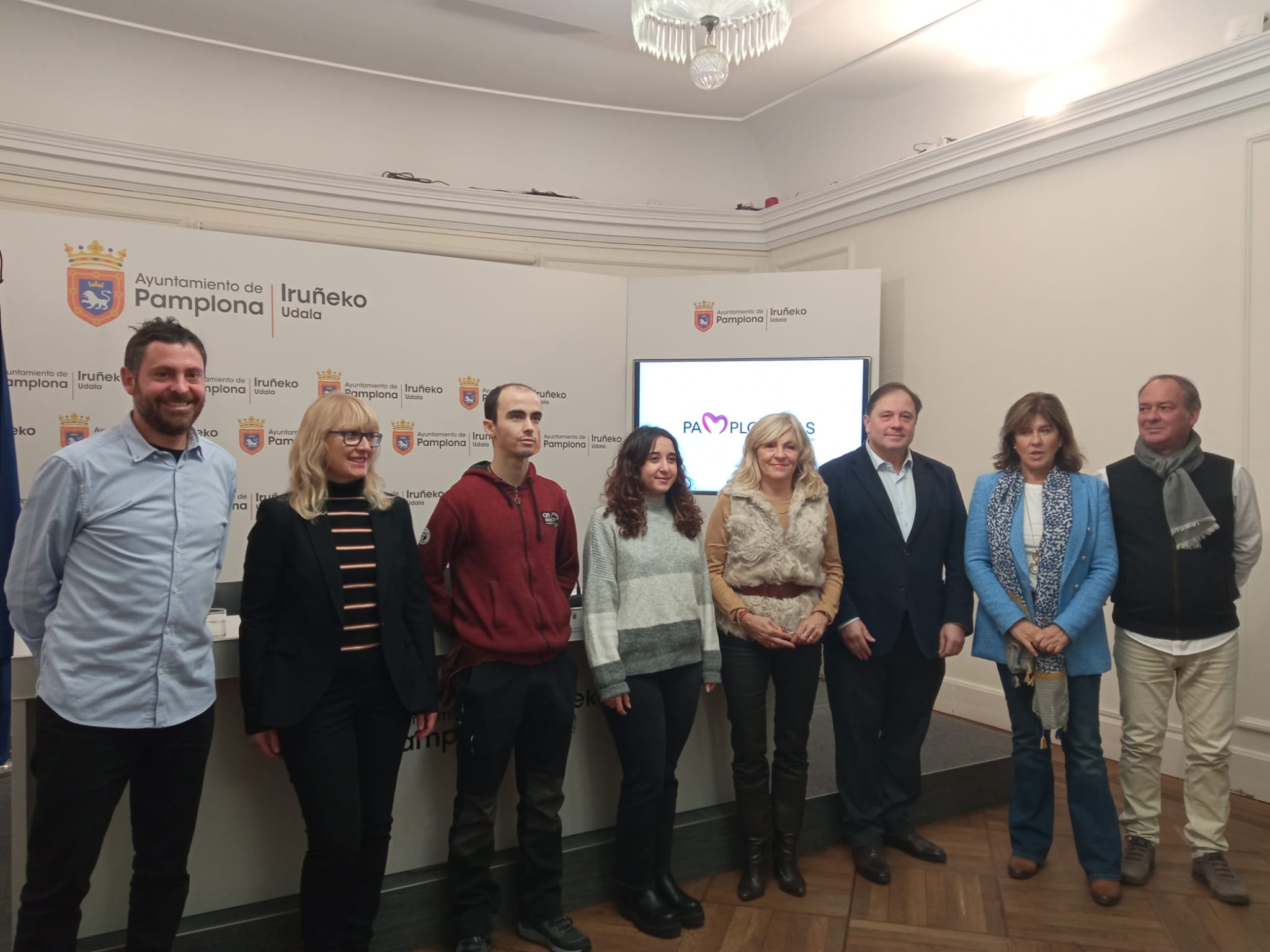 Los concejales del ayuntamiento de Pamplona María Caballero y Fernando Sesma junto al equipo de &#039;Pamplonistas&#039;