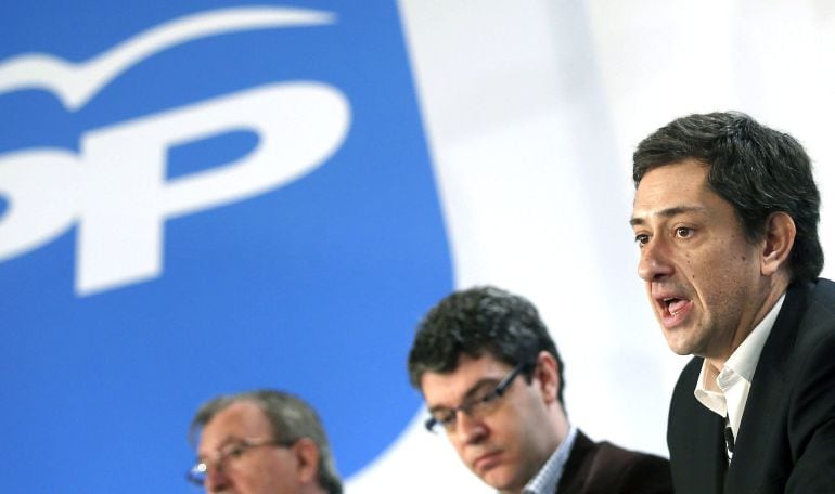 GRA006 BARCELONA, 31/01/2015.- El portavoz adjunto del PP en el Congreso, Antonio Gallego (d), moderó una mesa sobre fiscalidad con empresarios y colectivos sociales, cuyas conclusiones expondrá el director de la Oficina Económica de la Presidencia, Alvaro Nadal (c). EFE/ Andreu Dalmau.