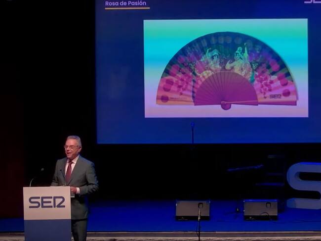 Salomón Hachuel durante la presentación de los motivos de decoración de la caseta de la Feria de Sevilla, homenaje a Gustavo Bacarisas /Curro Casillas