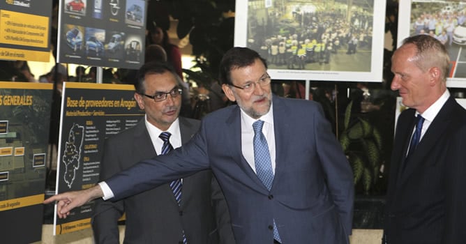 El presidente del Gobierno, Mariano Rajoy, junto al presidente-consejero delegado de General Motors Europa, Karl-Thomas Neumann (d), y el director general de GM España, Antonio Cobo (i), durante la visita que ha realizado a la factoría de General Motors E