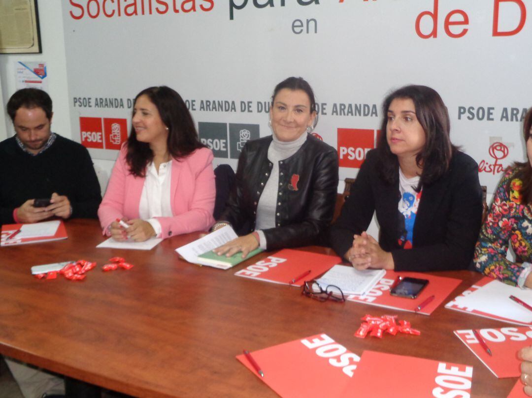 Ana Sánchez (en el centro de la imagen), entre la portavoz municipal socialista, Mar Acalde (a la dcha) y la cabeza de lista al Congreso por Burgos, Esther Peña