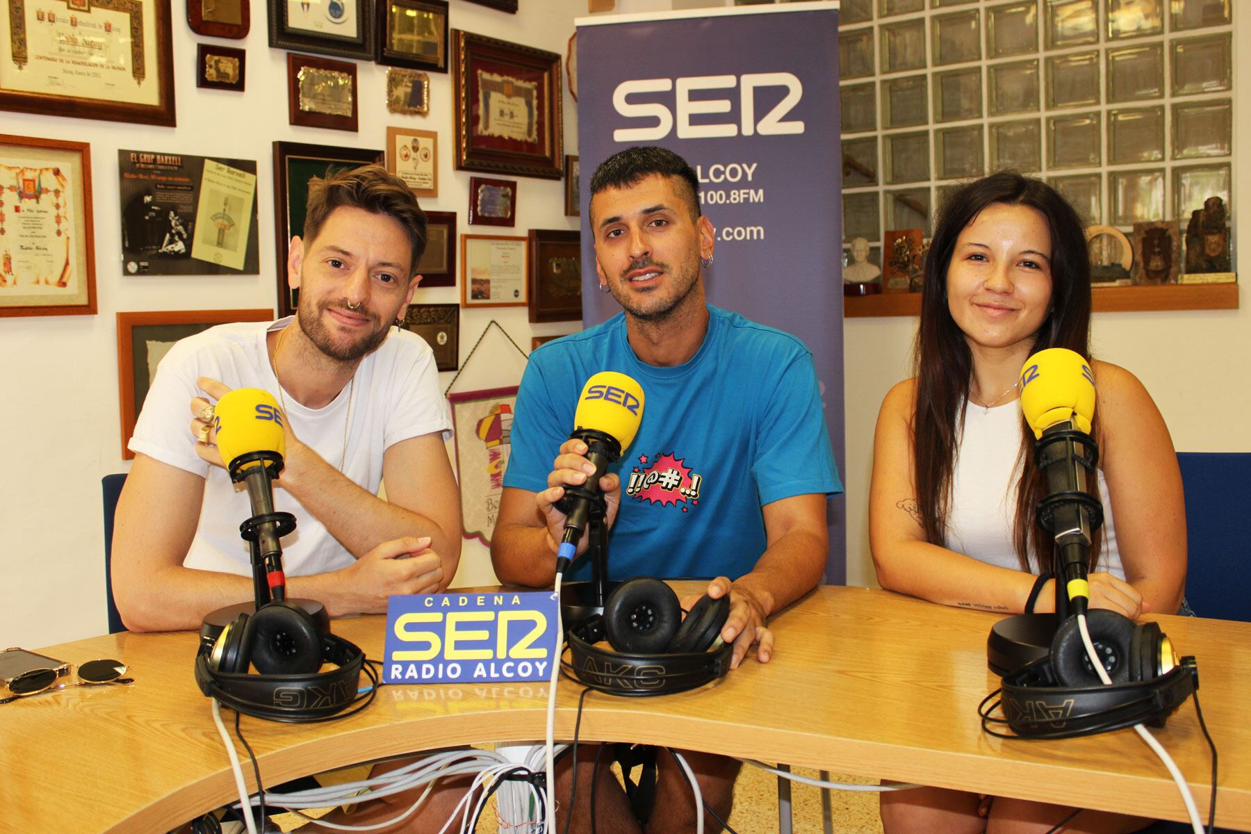 Components del grup Cactus i de l'organització en l'estudi central de Radio Alcoy