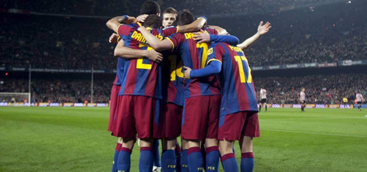 Los jugadores del FC Barcelona celebran el gol anotado por David Villa durante el partido correspondiente a la vigésimo cuarta jornada del Campeonato Nacional de Liga de Primera División que enfrenta esta noche al conjunto catalán con el Athletic de Bilba