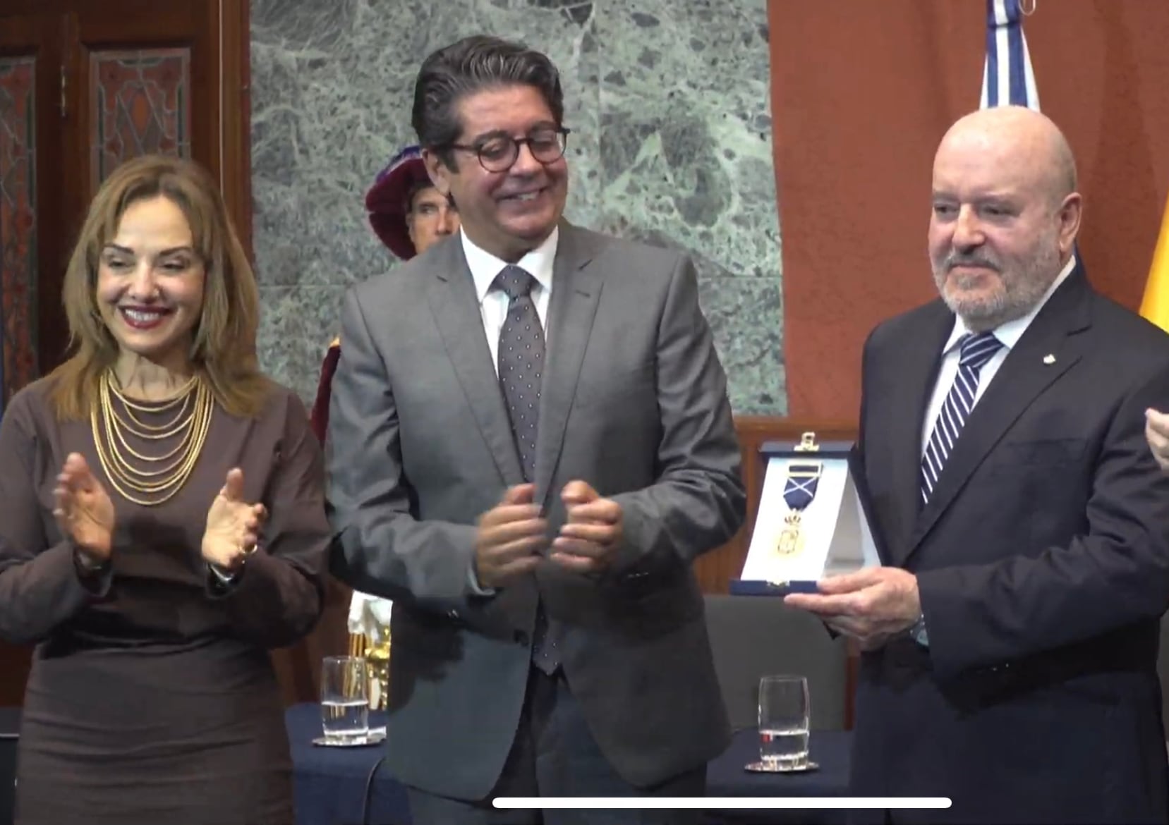 Miguel Concepción recogió la Medalla de Oro de la Isla de la mano del presidente del Cabildo Insular, Pedro Martín.