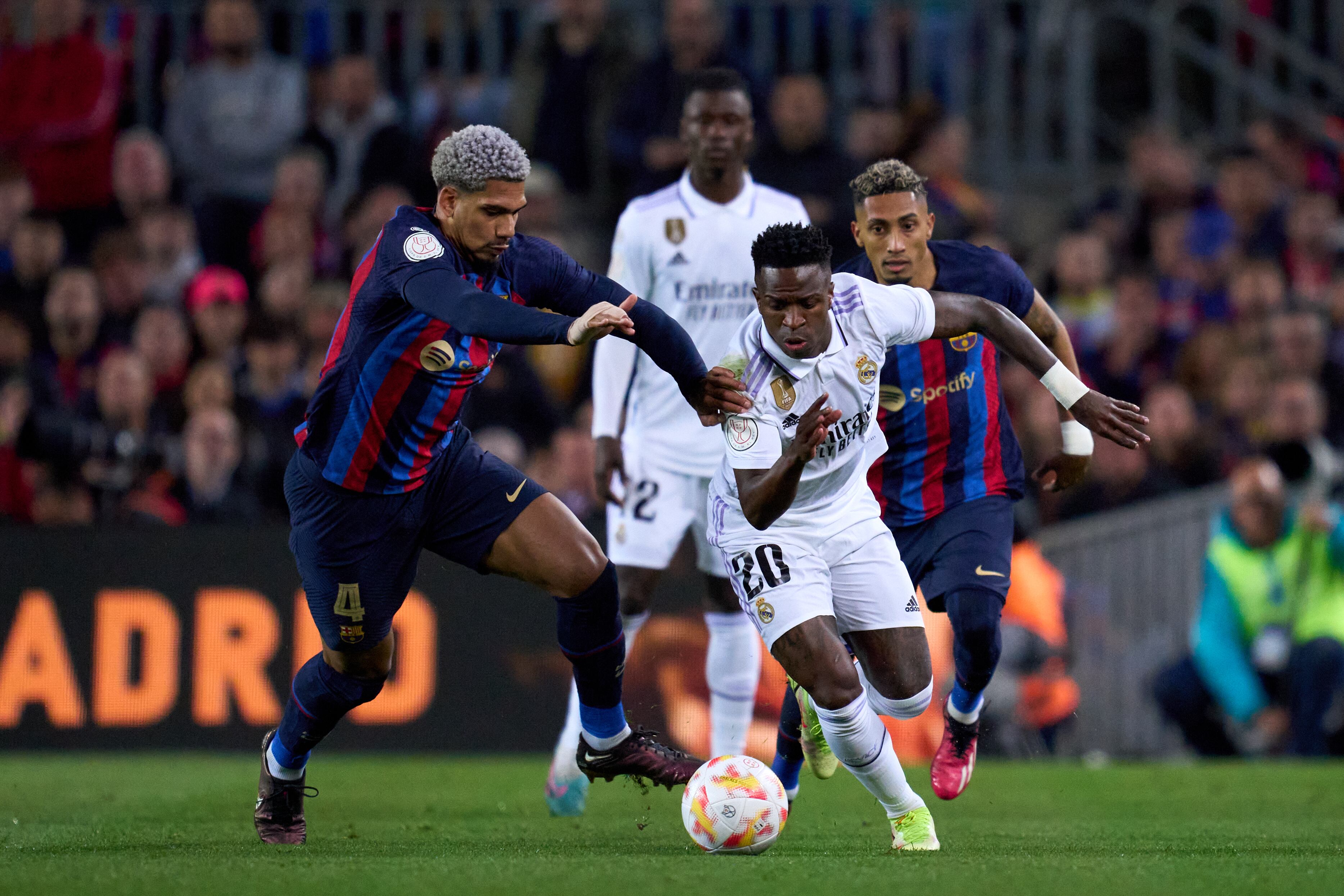 Ronald Araujo y Vinicius Jr. en el último Clásico entre FC Barcelona y Real Madrid