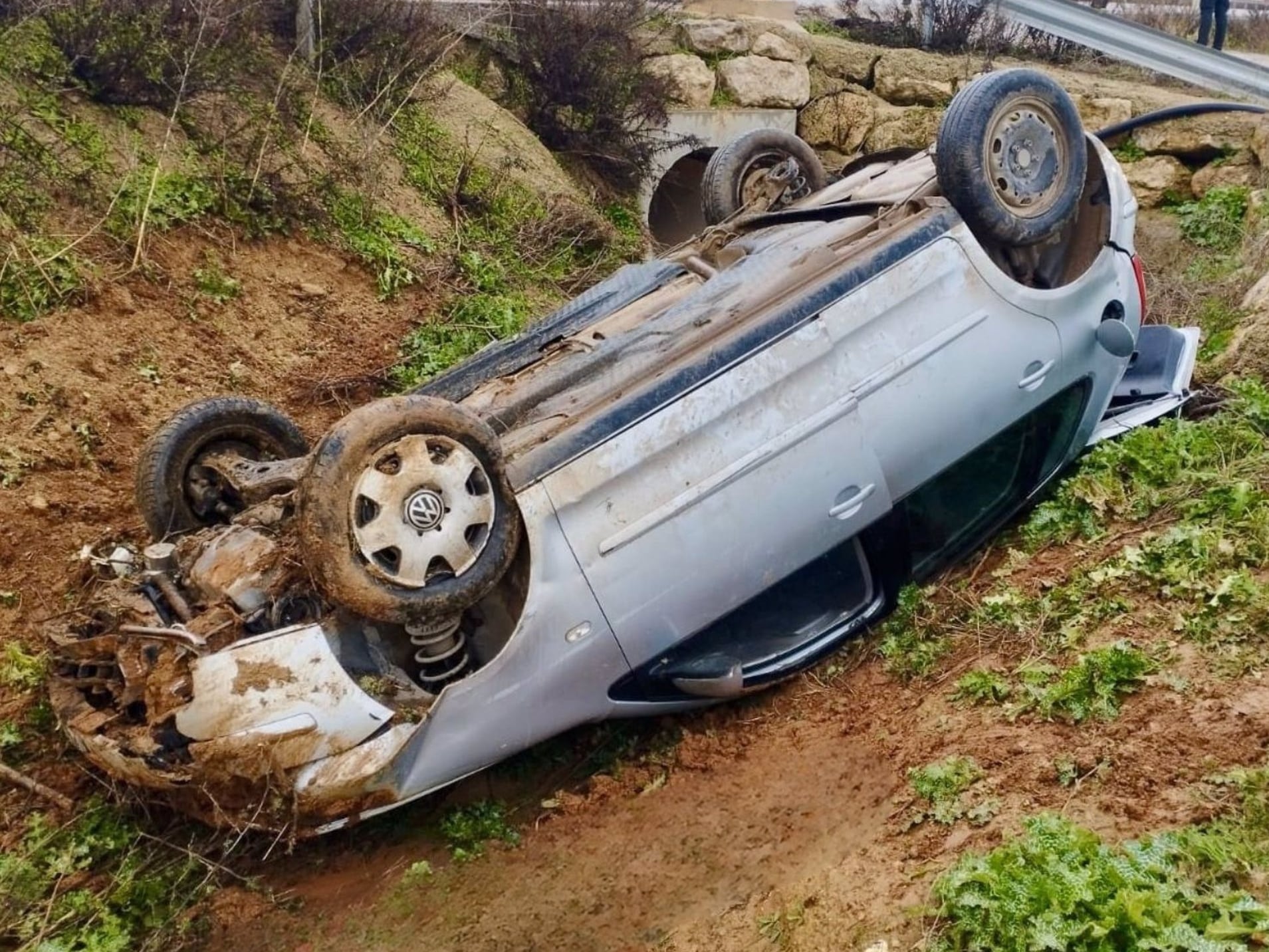 Dos accidentes de tráfico en la provincia de Málaga, concretamente en la MA-43401 y en la A-365, se han saldado, respectivamente, con la excarcelación de los conductores de los vehículos implicados. Se da circunstancia en ambos casos de que solo un vehículo se ha visto implicado