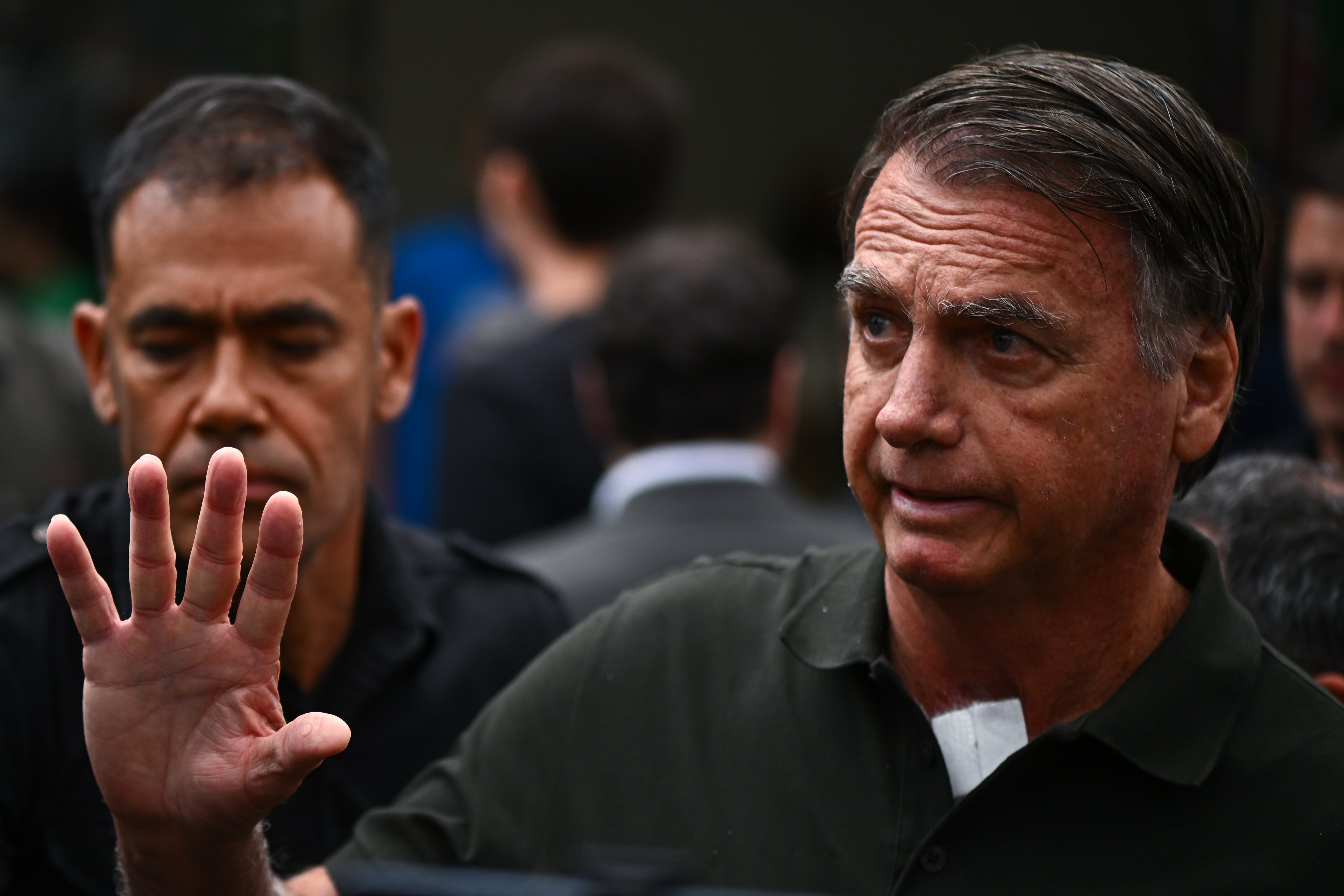 El expresidente de Brasil, Jair Bolsonaro, sale del hospital DF Star tras someterse a un procedimiento médico este domingo, en Brasilia (Brasil).