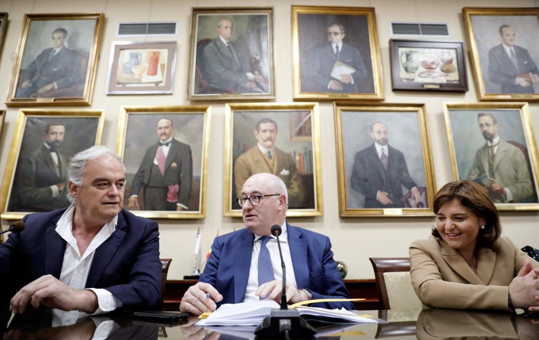 El comisario Europeo de Agricultura, Phil Hogan junto al eurodiputado Esteban González Pons y la presidenta del PPCV, Isabel Bonig 