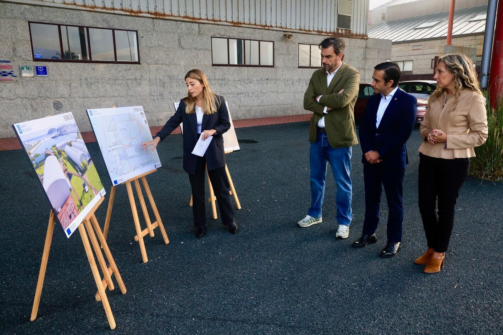 Diego Calvo, en Punta Arnela junto a la edil de Urbanismo y el alcalde de Ferrol, además de la delegada de la Xunta en la ciudad (foto: Xunta de Galicia)