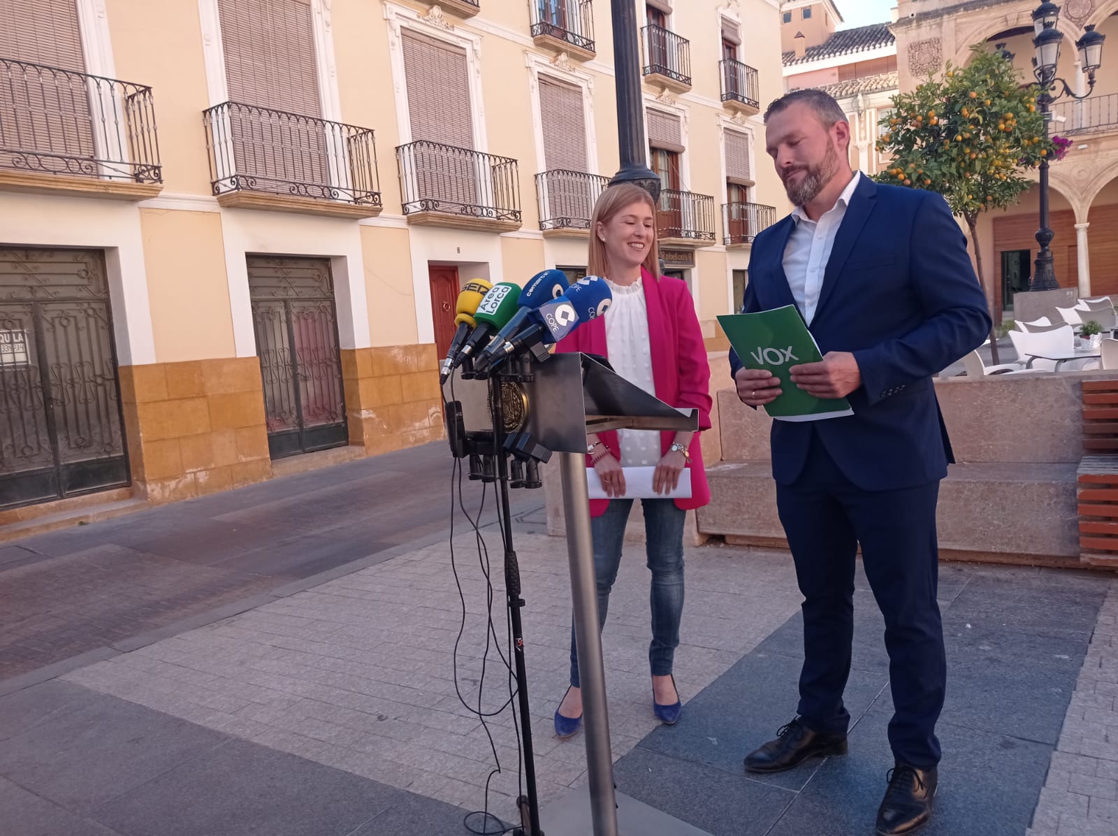 Rosa Medina, portavoz del PP y José Martínez, viceportavoz de VOX