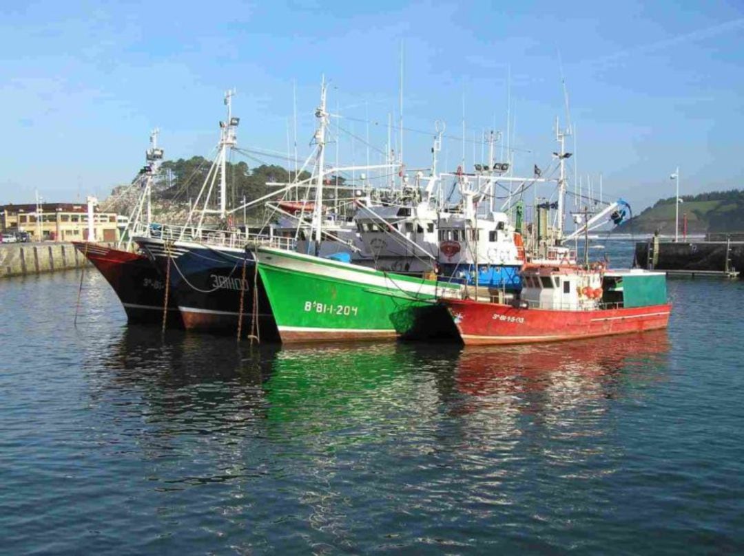 Imagen de archivo de los barcos amarrados a puerto