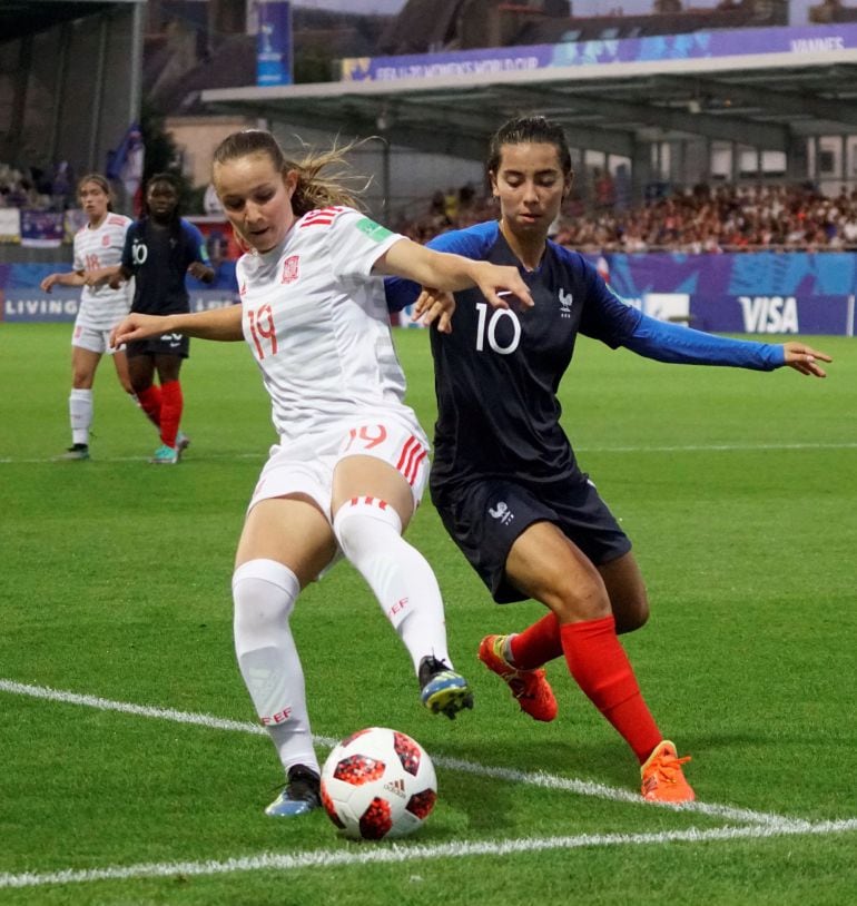 La jugadora de la selección española de fútbol femenino sub-20 Pauleta Sancho (i) lucha el balón con la jugadora de la selección de Francia